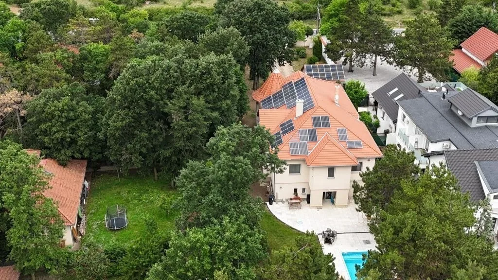 Az érdi ház parkosított kertje, medencéje és napelemes tetőfelülete