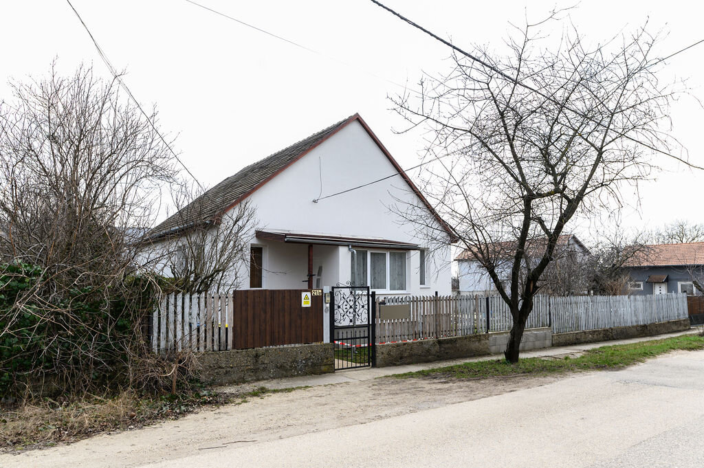 Eladó családi ház utcai homlokzata Érd Parkvárosban