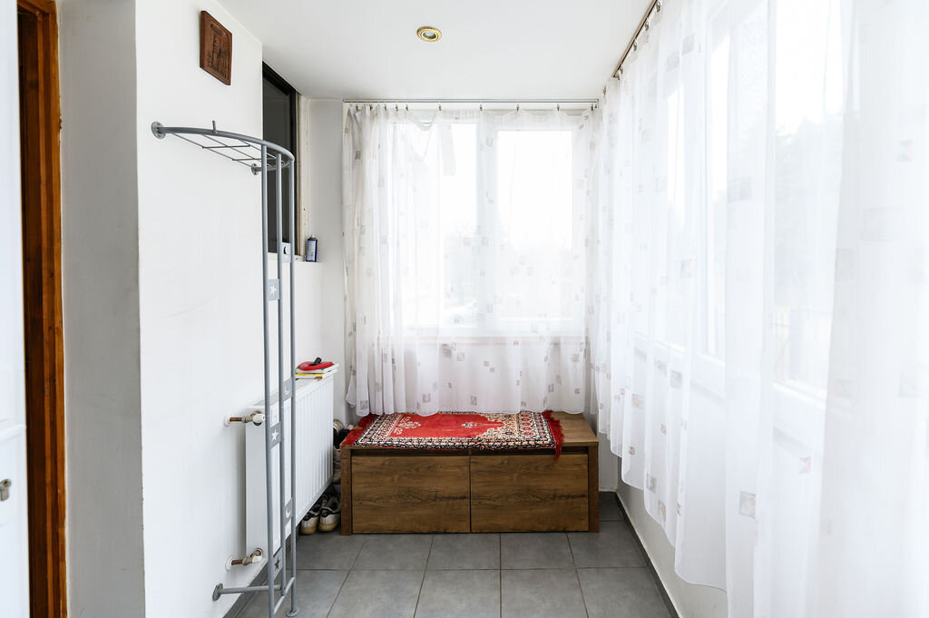 Beépített erkély modern burkolattal