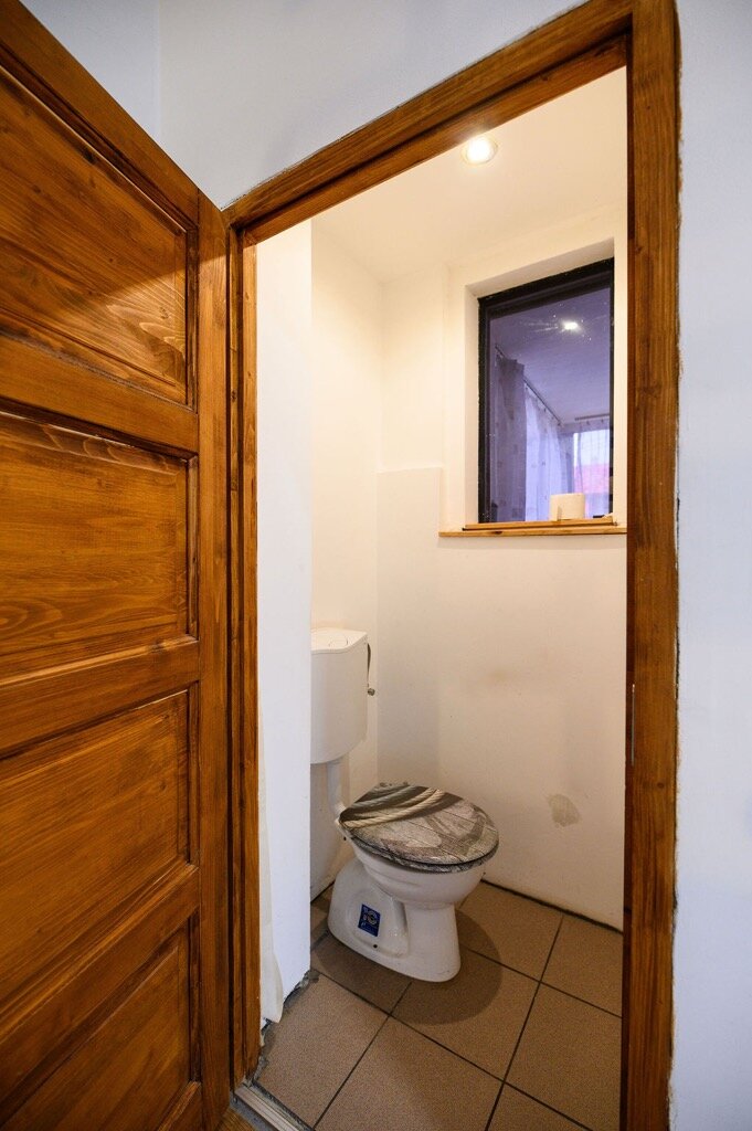 WC mellékhelyiség csempézett padlóval